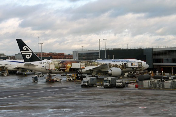 Lo Hobbit - "London 12 2012 LHR 4836" by Mariordo (Mario Roberto Duran Ortiz) - Own work. Licensed under Creative Commons Attribution-Share Alike 3.0 via Wikimedia Commons