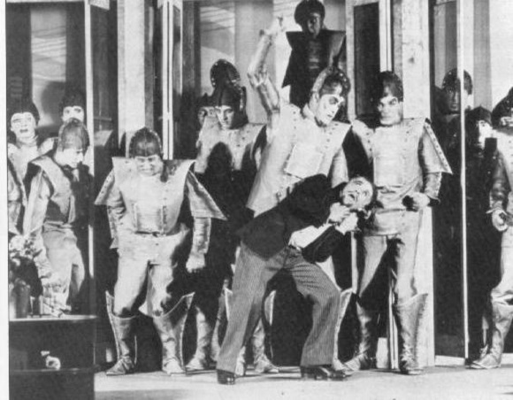 La scena della rivolta dei robot, dal dramma di Čapek. Da Wikipedia.