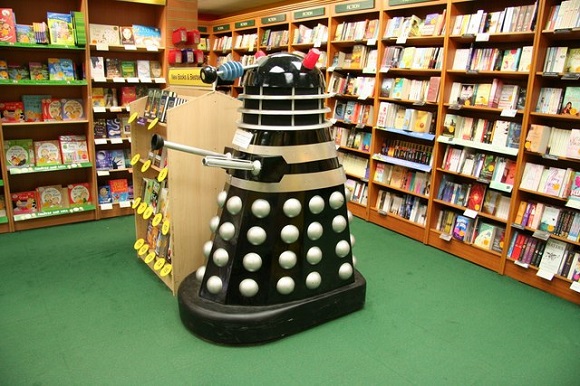 Un Dalek in un negozio di libri per bambini. Da Wikipedia.