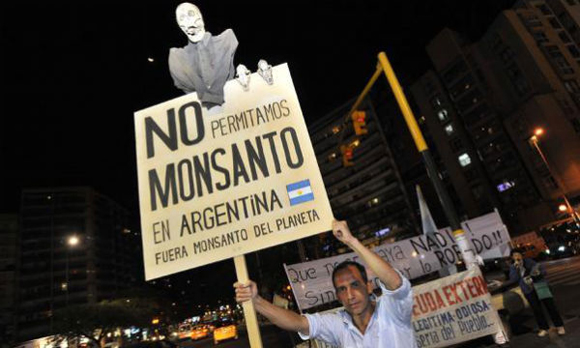 Manifestazione di protesta contro la Monsanto in Argentina