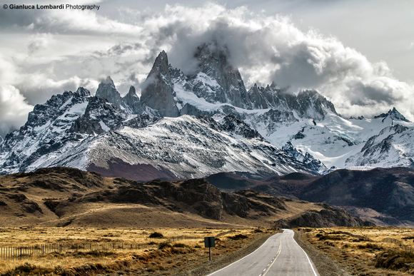 Ruta Provincial 23 in direzione El Chaltén (Santa Cruz, Patagonia Argentina). Cerro El Chaltén (o Fitz Roy, 3358 m.s.l.m.) e Aguja Poincenot (3002 m.s.l.m.) nel Circulo de Los Altares sullo sfondo.