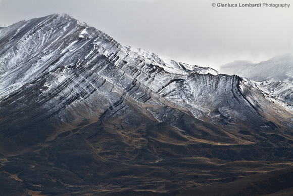 All'ingresso del settore Nord del Parque Nacional Los Glaciares (Patagonia Argentina), nei pressi di El Chaltén nella Provincia di Santa Cruz, la precordigliera andina mostra la sua storia geologica sulle pareti montagnose scolpite dall'avanzamento e dal ritiro dei ghiacciai del pleistocene.