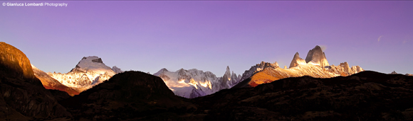L'alba sublime sui massicci del Cerro Torre e del Fitz Roy (o El Chaltén), nella Provincia di Santa Cruz, Patagonia Argentina. Il Cerro El Chaltén (3358 m.s.l.m.) è il più alto a destra, subito alla sua sinistra lo accompagna la Aguja (guglia) Poincenot (3002 m.s.l.m.). Il Cerro Torre (3128 m.s.l.m.) è al centro, mentre il Cerro Solo (2221 m.s.l.m.) svetta a destra col suo ghiacciaio.