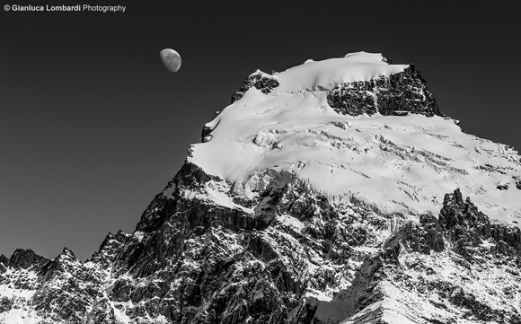 La cima del Cerro Solo (2121 m.s.l.m.) e la Luna lungo il sentiero per Laguna Torre da El Chaltén (Santa Cruz, Patagonia Argentina). Questa fotografia non è una composizione, ma un singolo scatto in una giornata limpidissima.