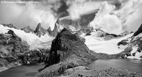 Il Cerro El Chaltén (o Fitz Roy, 3358 m.s.l.m.) domina il Circolo degli Altari, nella Provincia di Santa Cruz, Patagonia Argentina. A destra si nota la Laguna de Los Tres, intitolata in memoria dei tre andinisti della prima ascensione al Cerro El Chaltén del 1952. A sinistra, 400 metri più in basso, si trova la Laguna Sucia (Sporca), dentro la quale si scarica il residuo dello scioglimento del ghiacciaio Chaltén.