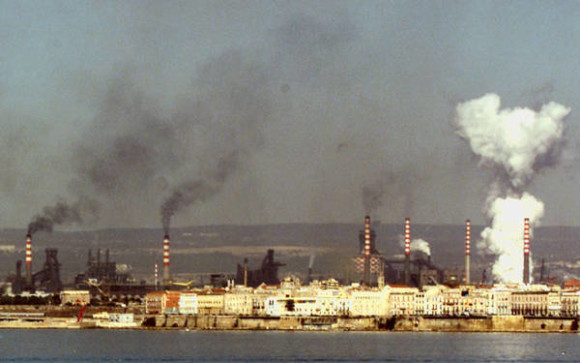 riscaldamento globale ILVA TARANTO - Foto da ANSA http://www.ansa.it/webimages/foto_large/2012/7/26/036daa4b635f0234fb60340a85c4e8c0.jpg