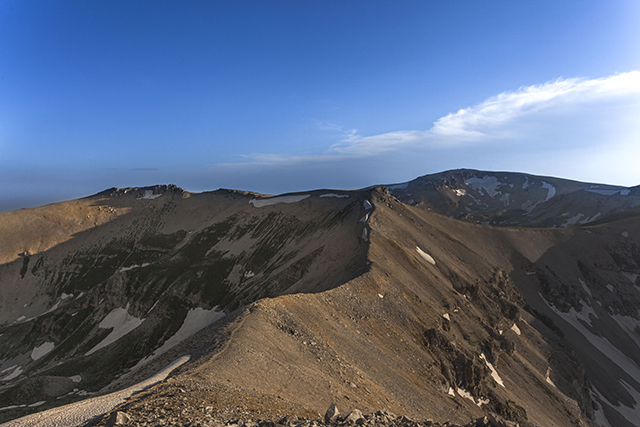 Dal Monte Focalone vista sulla Cima Pomilio e, sullo sfondo, il Monte Amaro - Foto di Vito Grittani