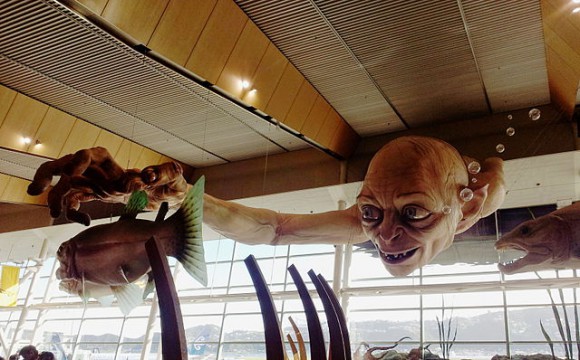 "Gollum with fishes sculpture, in Wellington Airport terminal" di According to Wellington Airport, the sculpture was created by a team of some 18 Weta Wetashop sculptors, painters, and other specialists, with art direction by Workshop Supervisor Rob Gillies.[1][2] Other sources credit the sculpture solely to Japanese artist Masayuki Ohashi.[3] I took this photo. - Opera propria (photo). Con licenza Public domain tramite Wikimedia Commons