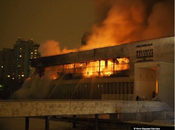 Brucia biblioteca a Mosca con 14 milioni di volumi