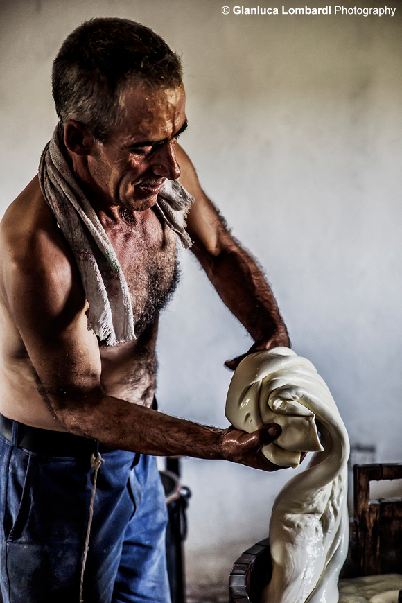 Pastore Abruzzese a Campo Imperatore, nella creazione di formaggi tipici locali - Foto di Gianluca Lombardi