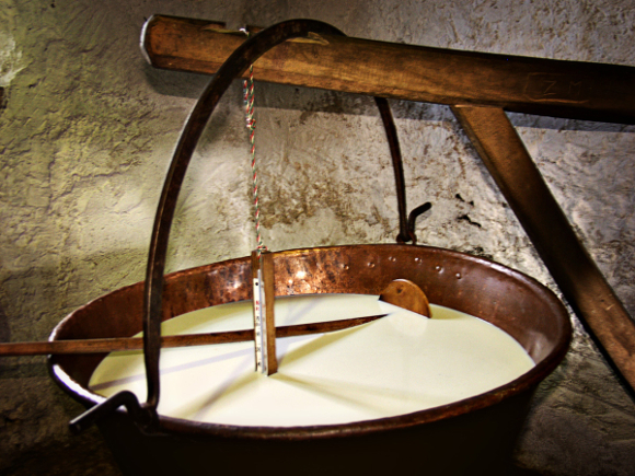 Produzione formaggi - Foto da http://www.palazzoroccabruna.it/SiteCollectionImages/Osservatorio/formaggio%20Malga_01.jpg