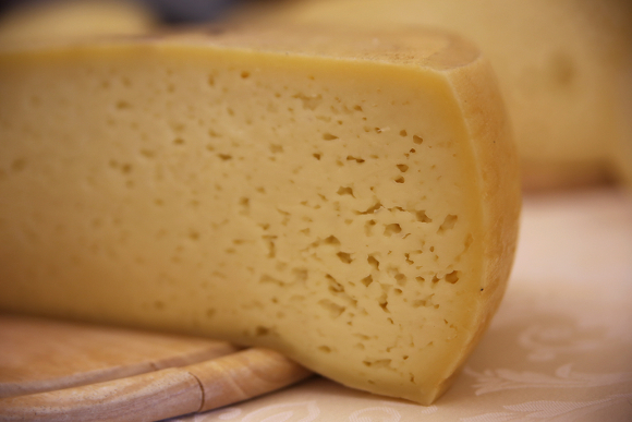 Formaggio DOP Asiago pressato - Foto da http://www.formaggio.it/wp-content/uploads/2013/07/Asiago-Pressato-43.jpg