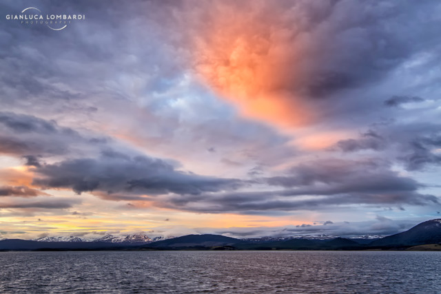 [19 Novembre 2015] Durante la navigazione verso Sud-Est nel Canale di Beagle, il tramonto ha acceso le nuvole di rosso fuoco tra i territori argentini della Isla Grande Tierra del Fuego e le terre cilene della Isla Navarino.