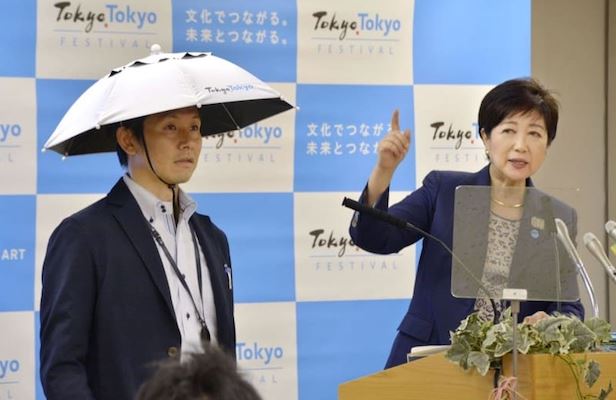 La governatrice di Tokio presenta il cappello in stile samurai per combattere il caldo