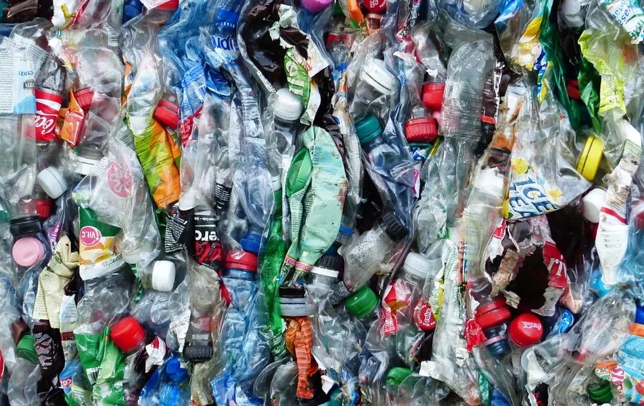 cina bottiglie di plastica