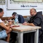 Italiani sempre più poveri: nel 2023 in 10.000 hanno chiesto aiuto alle mense francescane
